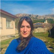 Profesora Licenciada en Bellas Artes, proyecto final en Artes Plásticas y un año de Doctorado en Didáctica infantil en Alemania.